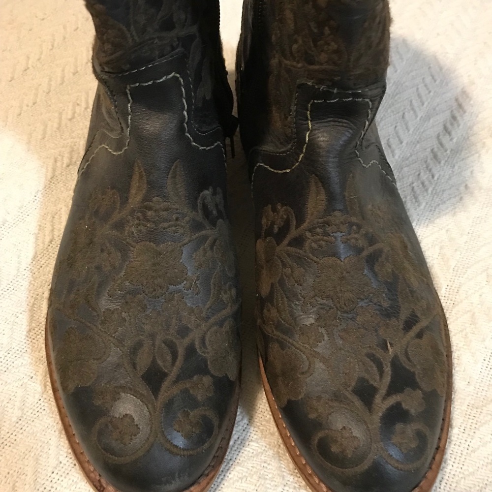 Taos fashion boots-fits like Sz 9